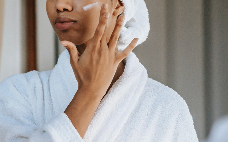 Consigli per prendersi cura della pelle in modo naturale quando si usano le maschere