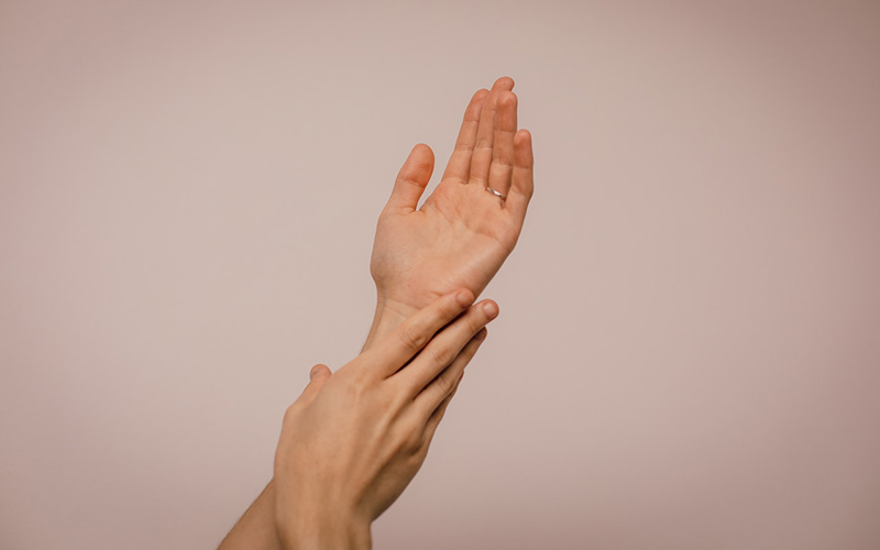 Consigli per prendersi cura delle mani in modo naturale quando si usa il gel idroalcolico